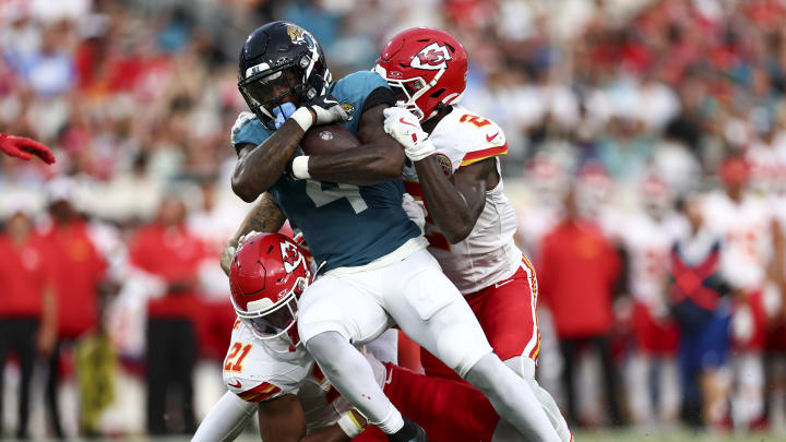 Kansas City Chiefsin pääpelaaja loukkaantui ja jätti kentän ensimmäisessä esikausiottelussa